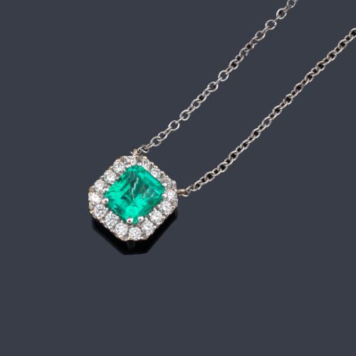 Colgante con esmeralda 'Colombiana' central de 1,02 ct con orla de brillantes de 0,26 ct en total.