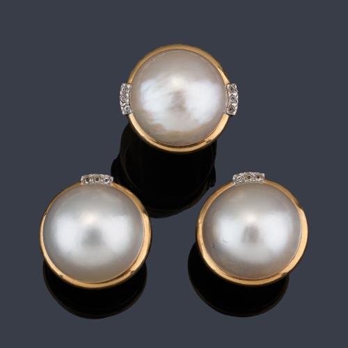 Pendientes y anillo con perlas Mabe con detalles de diamantes en montura de oro amarillo de 18K.