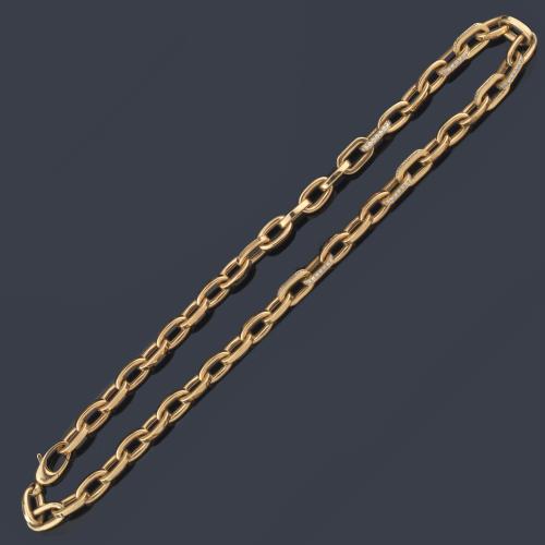 Collar con eslabones ovalados con detalles de brillantes de aprox. 2,07 ct en total.