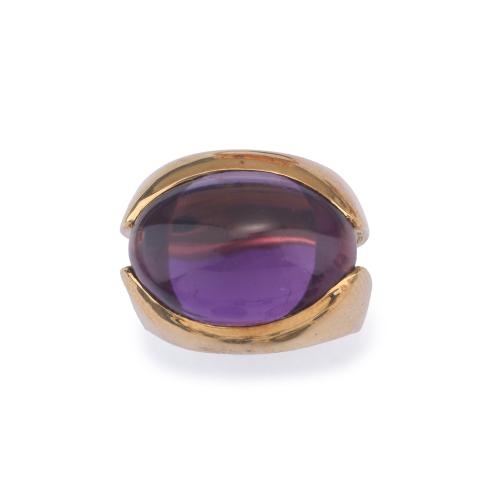 Anillo maxi con cuarzo amatista talla cabujón en montura de oro amarillo de 18K.