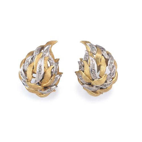 Pendientes cortos con diseño vegetal decorado con diamantes talla rosa en oro amarillo mate de 18K. Años '70.