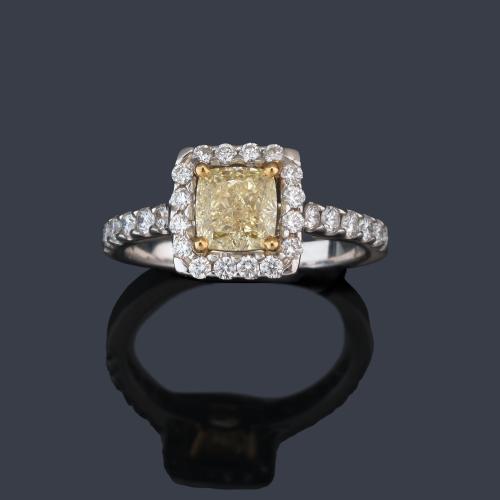  Anillo con diamante 'fancy Yellow' talla cushion de aprox. 1,10 ct con orla y brazos de brillantes. Certificado GIA.
