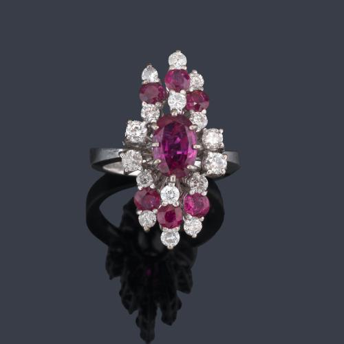  Anillo con rubíes talla oval y redonda de aprox. 1,70 ct en total y brillantes de aprox. 1,00 ct en total.
