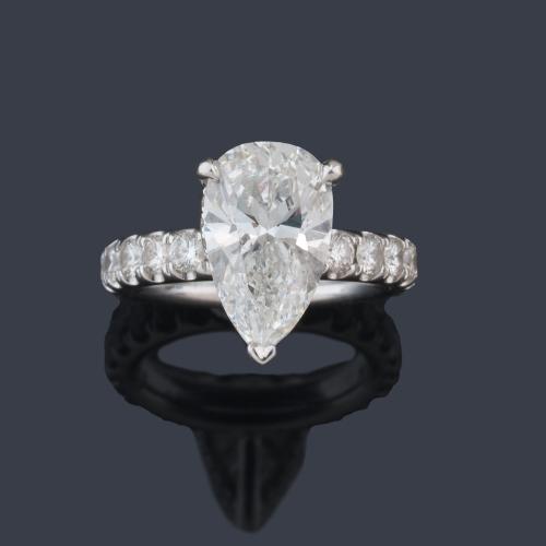 Solitario con diamante talla perilla de aprox. 2,15 ct con alianza completa de brillantes. Certificado GIA.