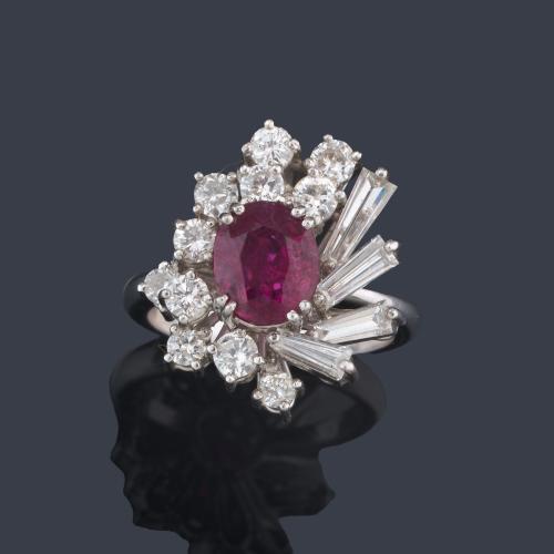  Anillo con rubí talla oval de 1,90 ct con orla de diamantes talla brillante y trapecio de 1,70 ct en total.