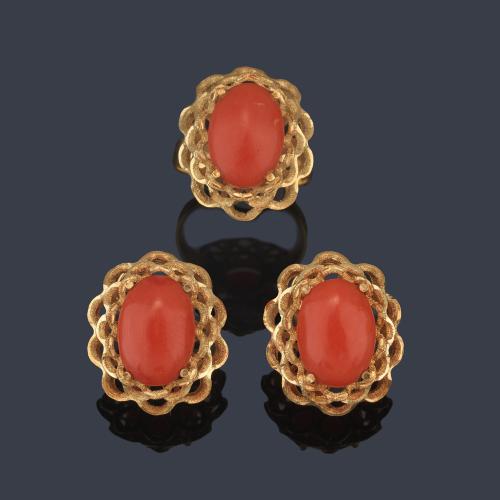  Pendientes cortos y anillo con pieza de coral talla cabujón en montura calada de oro amarillo de 18K.