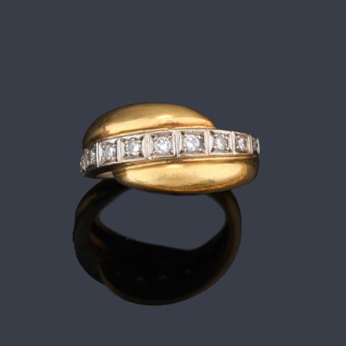 Anillo con banda central de brillantes en montura de oro amarillo de 18K.