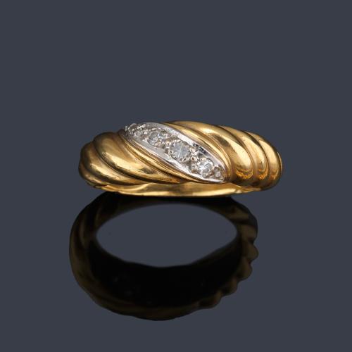Anillo gallonado en oro amarillo de 18 K con banda de brillantes.