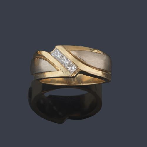  Anillo con banda central de diamantes talla princesa en montura de oro bicolor de 14K.