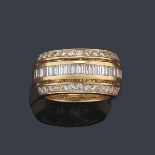 Anillo con banda central de diamantes talla baguette de aprox. 0,66 ct y brillantes de aprox. 1,04 ct en total.