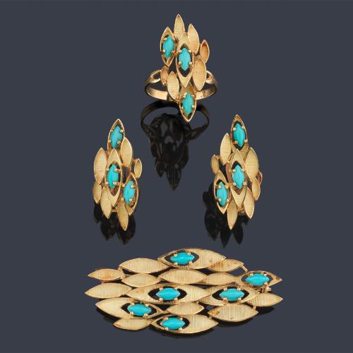  Conjunto de broche, pendientes cortos y anillo con piezas de turquesas en cabujón y diseño ojival. Años '70.