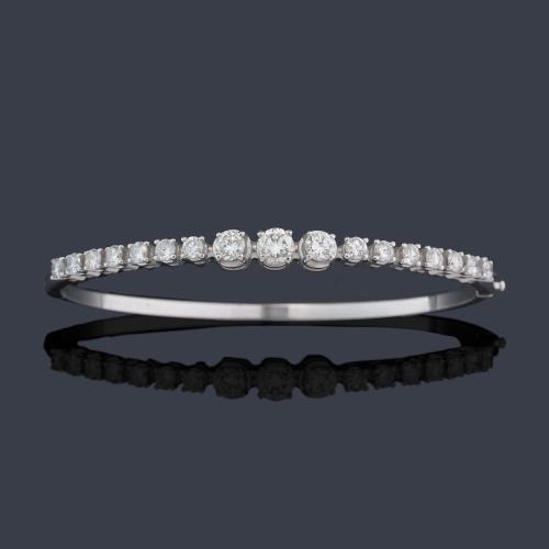 Pulsera rígida con media banda de brillantes de aprox. 1,70 ct en total.