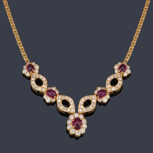  Collar con motivos ondulados al centro con cinco rubíes talla cabujón y orla de brillantes.