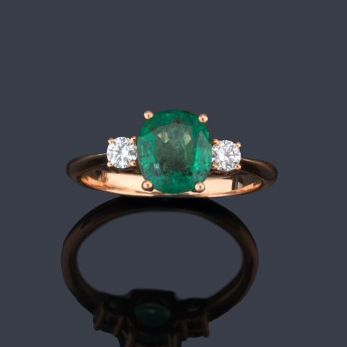 Anillo con esmeralda talla oval de aprox. 1,00 ct con un brillante a cada lado.