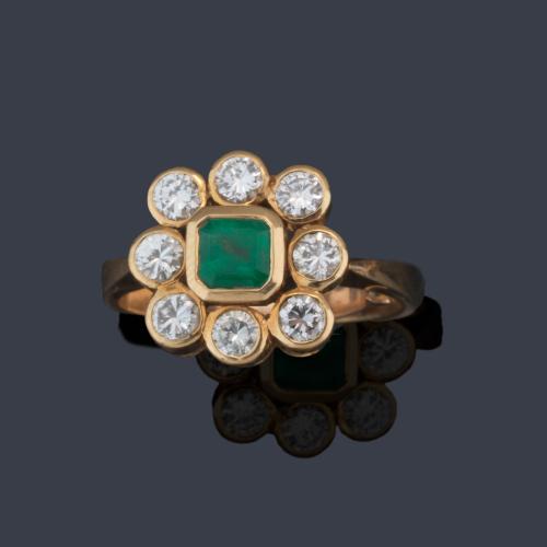 Anillo con esmeralda central de aprox. 0,50 ct y orla de brillantes de aprox. 0,64 ct en total.