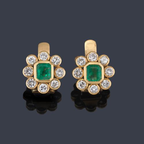  Pendientes cortos con pareja de esmeraldas de aprox. 0,50 ct cada uno y orla de brillantes de aprox. 0,80 ct en total.