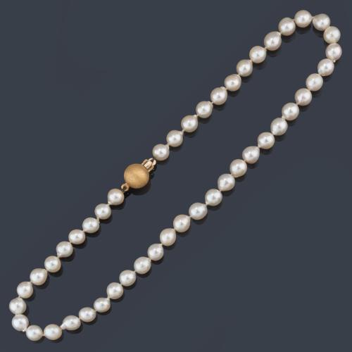 Collar con hilo de perlas de aprox. 8,12 - 8,30 mm con cierre esférico en oro amarillo de 18K.