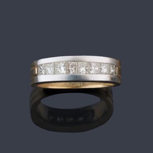 Anillo con banda central de diamantes talla princesa de aprox. 0,75 ct en total.