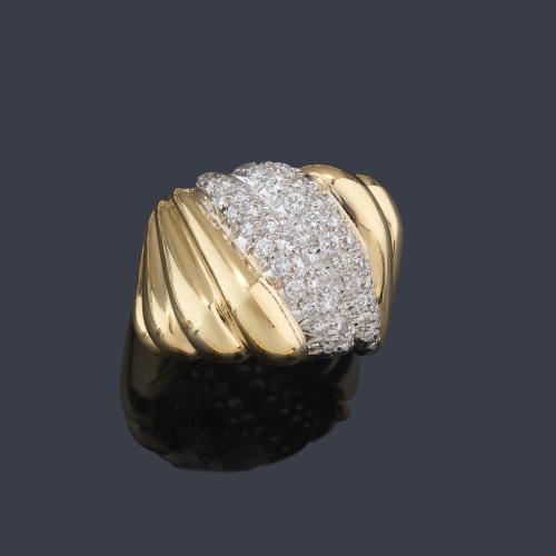  Anillo ancho con diseño gallonado y dos bandas de brillantes centrales.