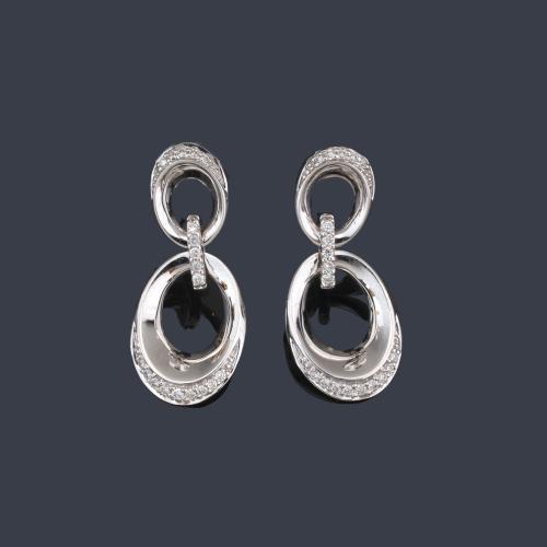  Pendientes largos con dos motivos ovales enriquecidos con brillantitos.