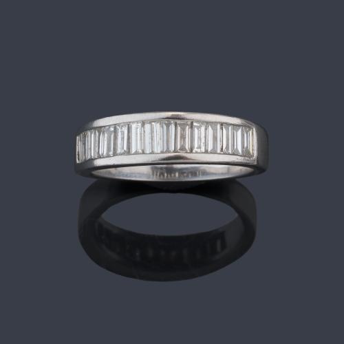  Media alianza con banda de diamantes talla baguette de aprox. 0,95 ct en total.
