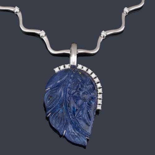  Collar con colgante realizado con una tanzanita tallada en forma de hoja con copete superior de brillantes de aprox. 0,30 ct en total.