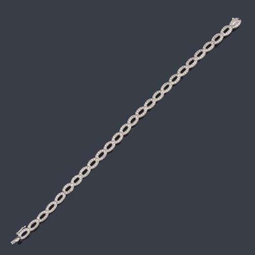  Pulsera con eslabones ovalados con brillantitos de aprox. 2,75 ct en montura de oro blanco de 18K.