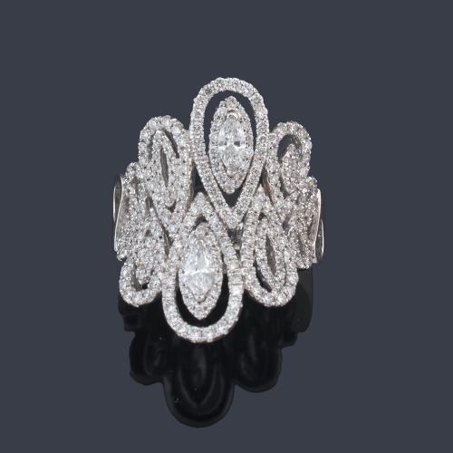 Anillo con motivos en forma de gota con diamantes talla marquís de 0,28 ct y brillantes de aprox. 1,06 ct en total.