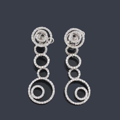 Pendientes largos con motivos circulares con brillantes de aprox. 0,85 ct en total.