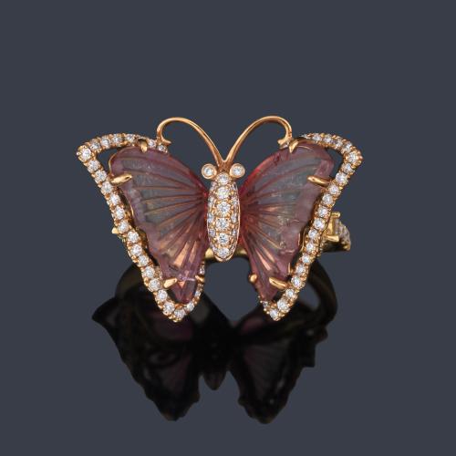 Anillo con diseño de mariposa realizado con dos turmalinas 'watermelon' talladas de 3,35 ct con orla de brillantes de aprox. 0,58 ct en total.
