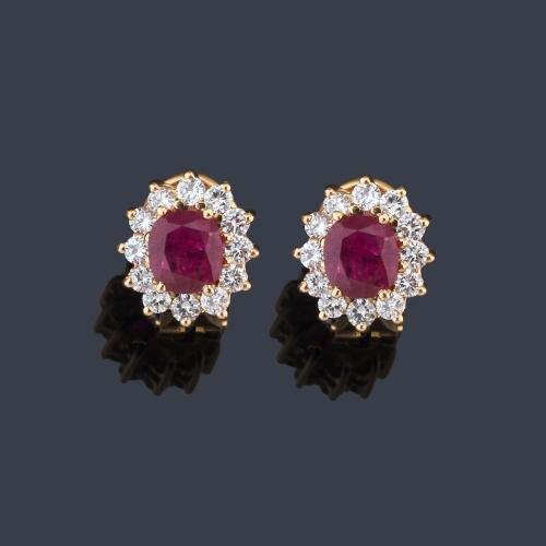  Pendientes cortos con pareja de rubíes talla oval de aprox. 1,00 ct cada uno y orla de brillantes.