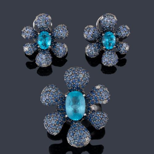 Pendientes cortos y anillo con diseño floral con topacios talla oval al centro con pavé de zafiros y brillantes.