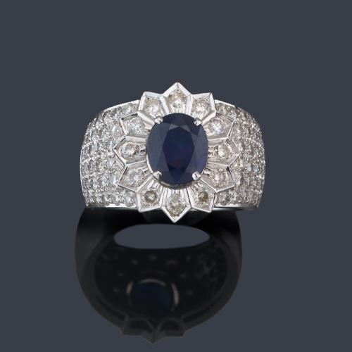  Anillo con zafiro talla oval de aprox. 1,50 ct sobre pavé de brillantes de aprox. 1,35 ct en total.
