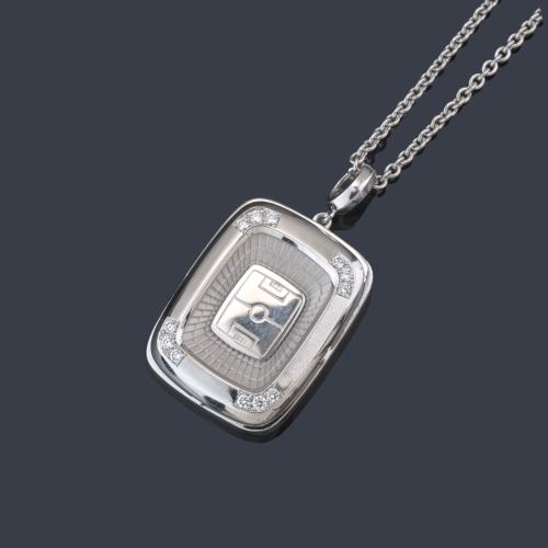  Colgante con el diseño del antiguo estadio de fútbol 'Santiago Bernabéu' con detalles en brillantes realizado en montura y cadena de oro blanco de 18K.