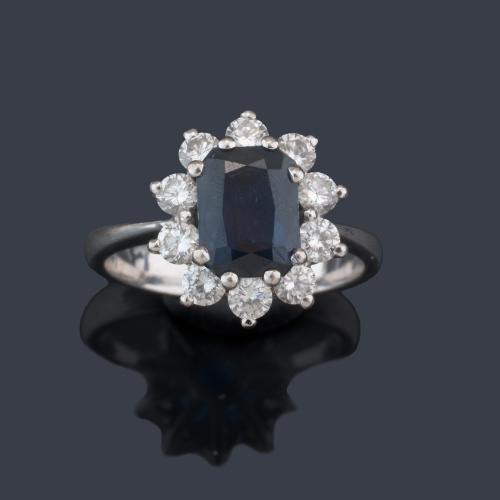  Anillo con zafiro talla oval de aprox. 1,50 ct con orla de brillantes.