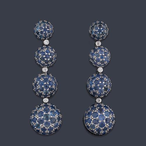 Pendientes largos con cuatro motivos semiesféricos cuajados de zafiros talla redonda intercalado con un brillante.