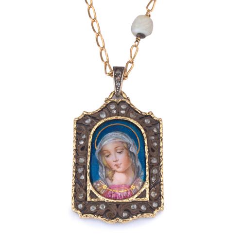 Medalla devocional con La Imagen de La Virgen en esmalte policromado con orla de diamantes talla rosa, en montura de oro amarillo de 18K y vista en plata.