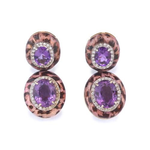  Pendientes largos con cuatro amatistas talla oval de aprox. 14,00 ct en total con orla de brillantes, con esmalte con diseño de leopardo.