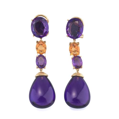 Pendientes largos con cuarzos amatistas talla oval y chupón con cuarzo citrino, en montura de oro amarillo de 18K.