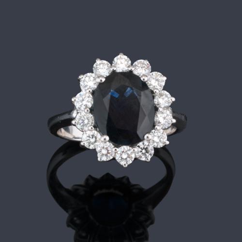 Anillo con zafiro talla oval de aprox. 3,60 ct con orla de brillantes de aprox. 0,70 ct en total