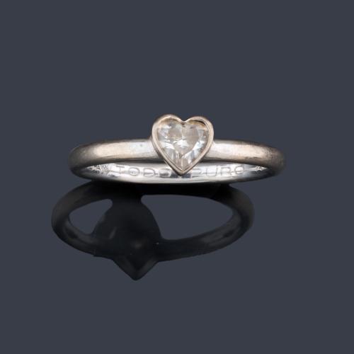  Anillo con diamante talla corazón de 0,32 ct en montura de oro blanco de 18K. Certificado GIA.