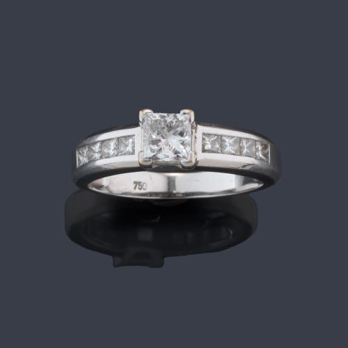 Anillo con diamante talla princesa de aprox. 1,01 ct con banda de diamantes talla princesa en ambos lados.