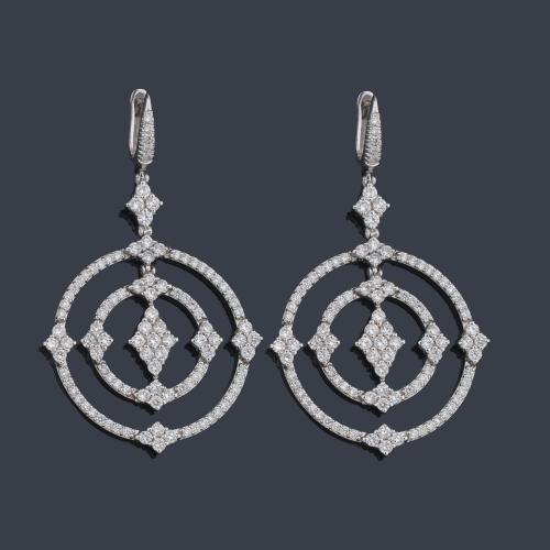 Pendientes largos con dos motivos circulares y diseño en forma de rombo con brillantes de aprox. 3,93 ct en total.