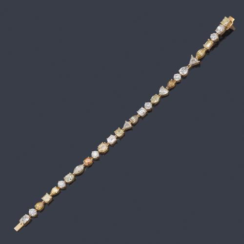 Pulsera tipo rivière con diamantes 'fancy' e incoloros en talla perilla, oval, brillante, princesa y fantasía de aprox. 15,36 ct en total.