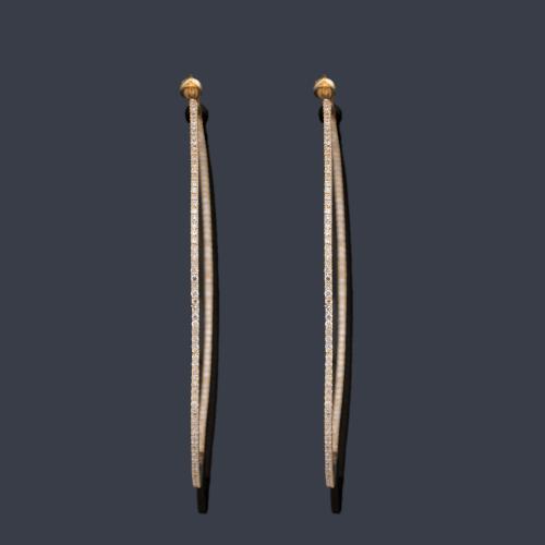 Criollas con banda de brillantitos en montura de oro amarillo de 18K.