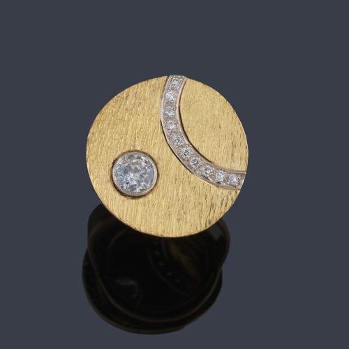  Anillo con motivo circular con brillante central de aprox. 0,50 ct y banda curvada.