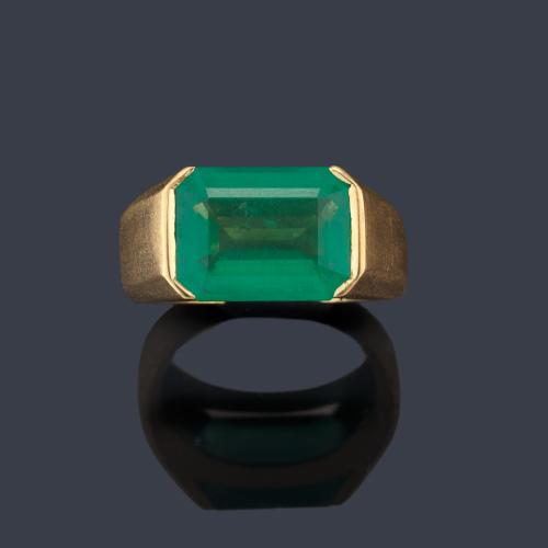 Anillo con esmeralda central de aprox. 5,00 ct en montura de oro amarillo mate de 18K.