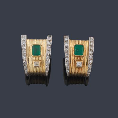  Pendientes tipo criolla con dos esmeraldas centrales de aprox. 0,50 ct en total y doble banda de brillantes con dos diamantes talla baguette.