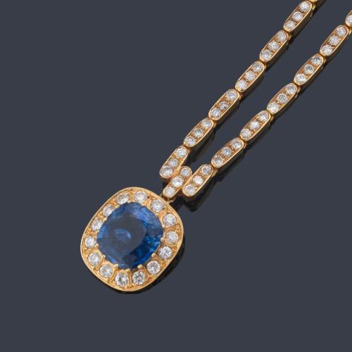 Collar con zafiro talla 'cushion' de aprox. 4,33 ct con orla y detalles de brillantes de aprox. 2,50 ct en total.