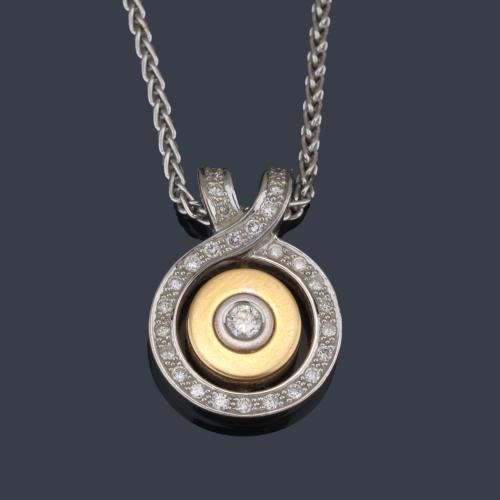  Colgante circular con brillante central de aprox. 0,19 ct y orla de brillantes de aprox. 0,78 ct en total.